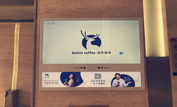 瑞幸咖啡电梯广告